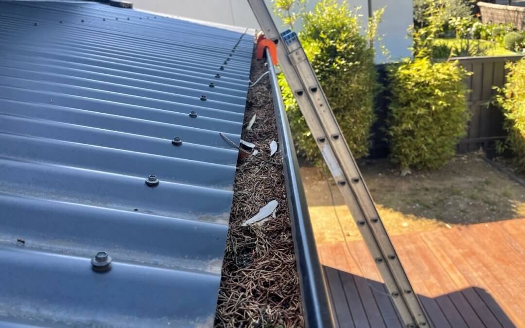 Can you put a ladder against a gutter